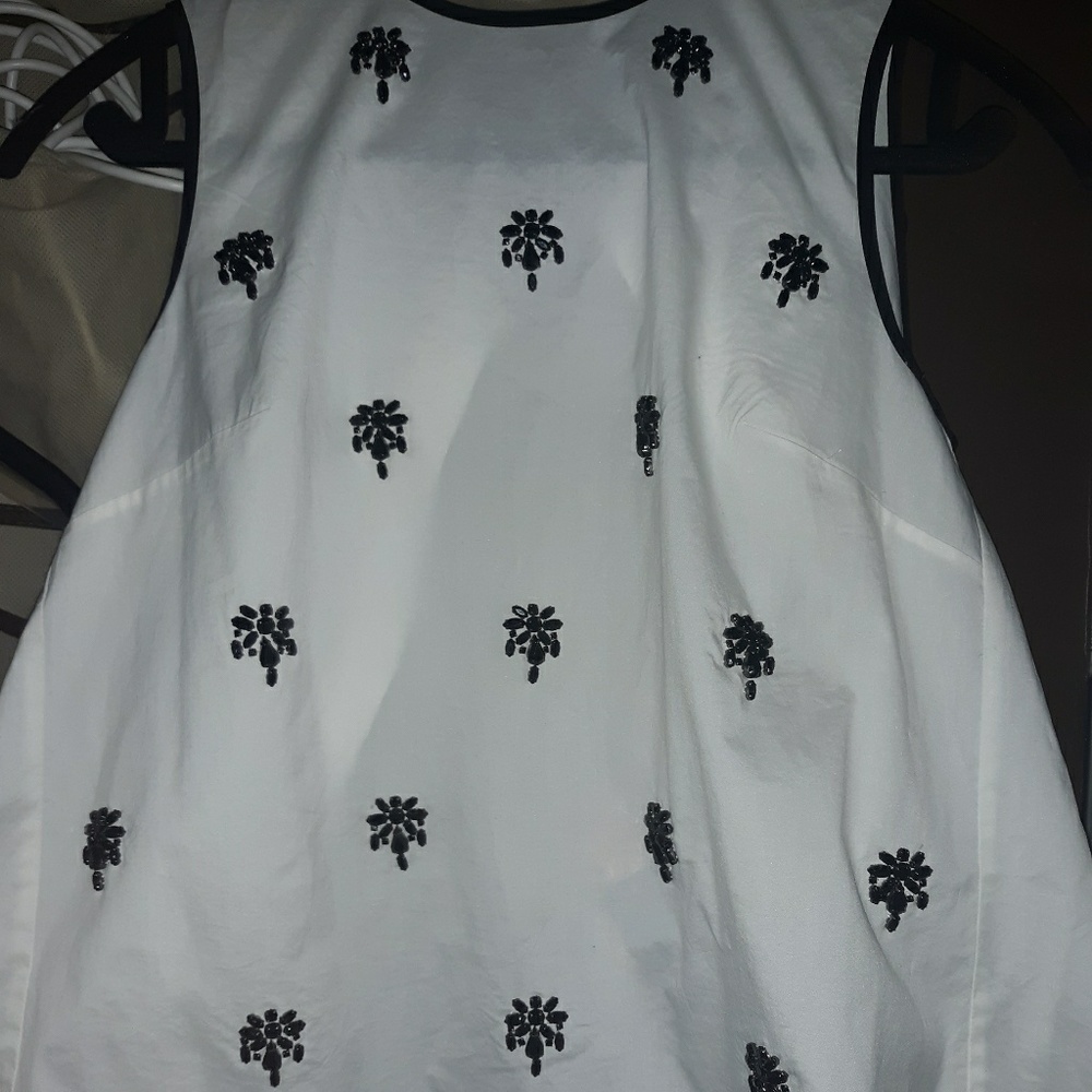 Sleveless embroidered blouse. Back button